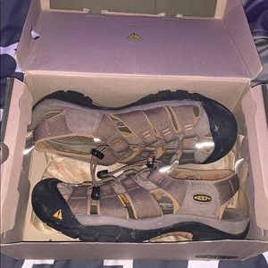 COPY - Mens keen shoes!